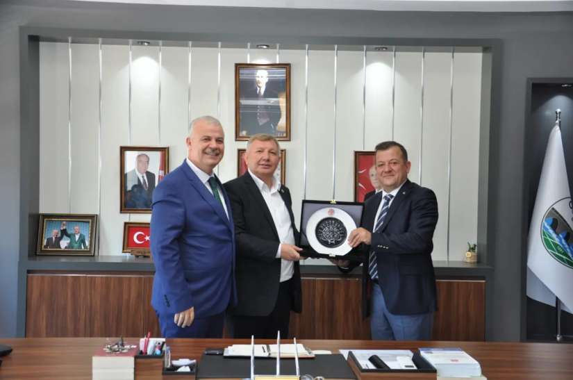 Yönetim Kurulu Başkanımız Çetin Başaranhıncal ve Yönetim Kurulu Üyelerimiz ile birlikte Osmancıklı İş Adamları ,Osmancık Belediye Başkanı Ahmet Gelgör'ü makamında ziyaret ettiler.
