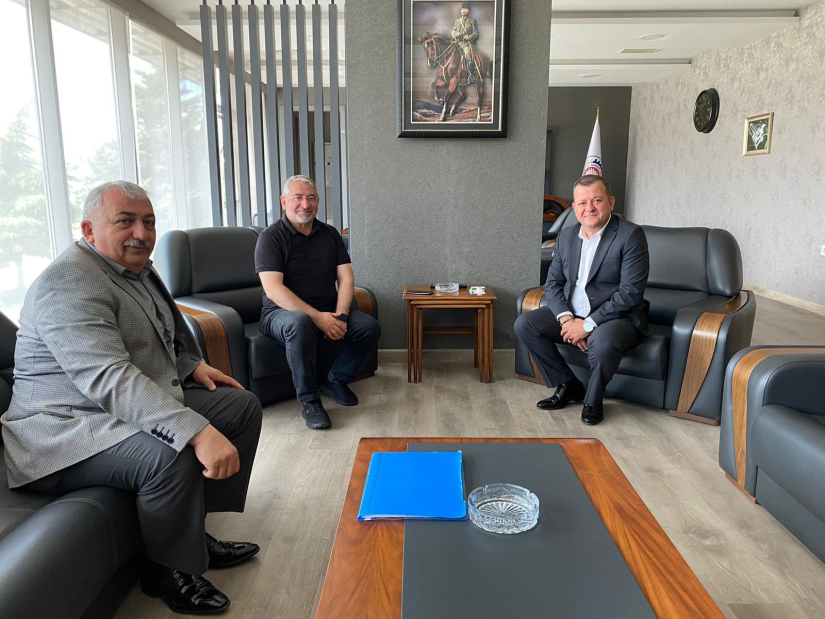 Çorum Belediye Başkanı Dr. Halil İbrahim Aşgın, Yönetim Kurulu Başkanımız Çetin Başaranhıncal’ı ziyaret etti. Ziyarette, Meclis Üyemiz Mustafa Özbayram da hazır bulundu.
