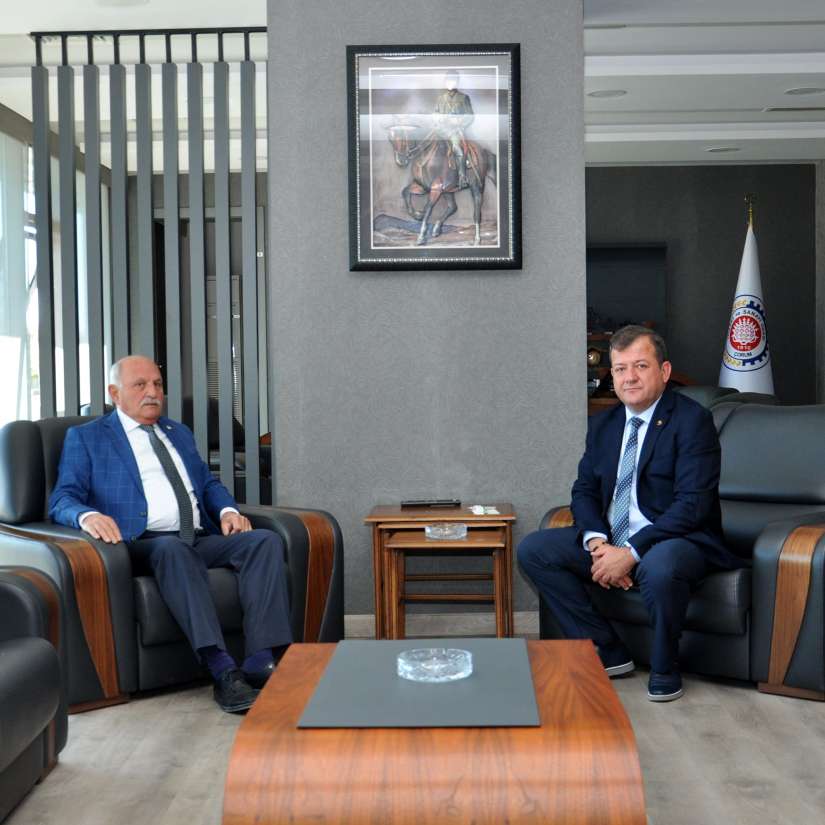 Odamız eski Yönetim Kurulu Başkan Yardımcılarından Osman Samsunlu, Yönetim Kurulu Başkanımız Çetin Başaranhıncal'a hayırlı olsun ziyaretinde bulundu.