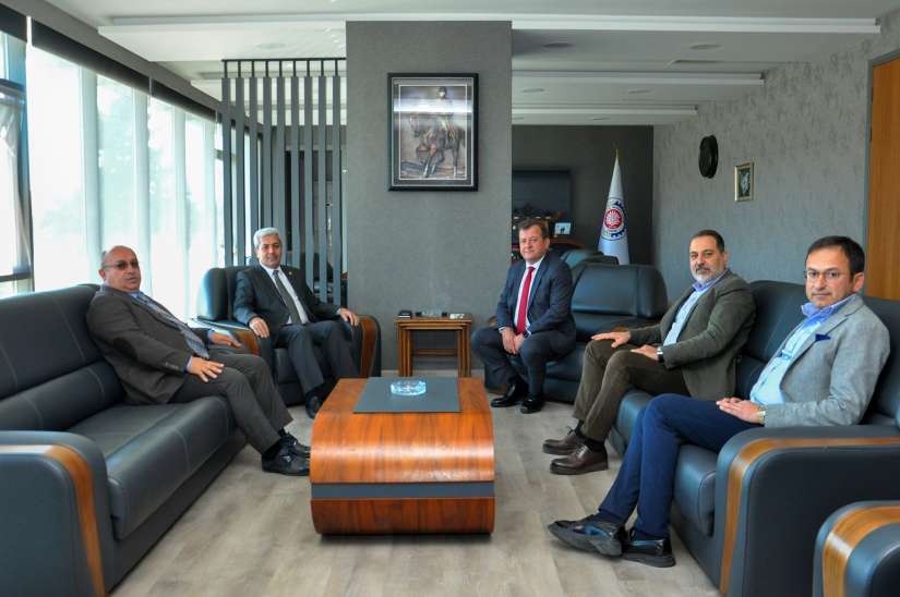 Çorum İl Emniyet Müdürü Mehmet Gülser, Yönetim Kurulu Başkanımız Çetin Başaranhıncal'a hayırlı olsun ziyaretinde bulundu. Ziyarette Yönetim Kurulu Üyelerimiz Muharrem Sarıaslan, Fatih Çiçek ve Gökhan Kerman da yer aldı.