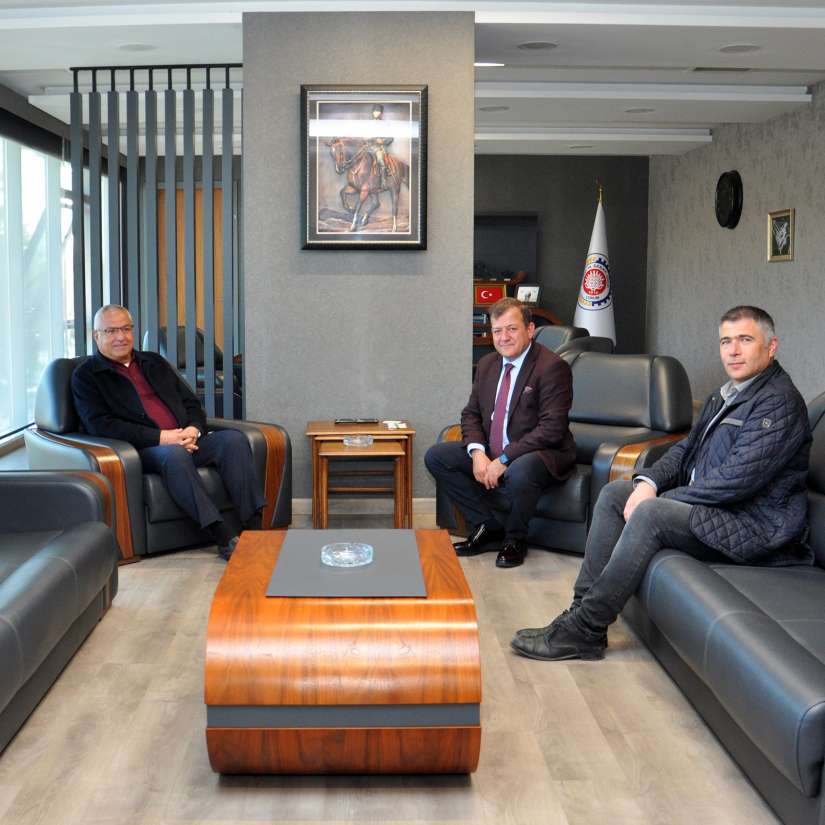 Özkiremit Tuğla  sahibi Haydar Kartal ve Toprak  Sanayicileri Kooperatifi Başkanı Önder Kartal, Yönetim Kurulu Başkanımız Çetin Başaranhıncal'a hayırlı olsun ziyaretinde bulundular.