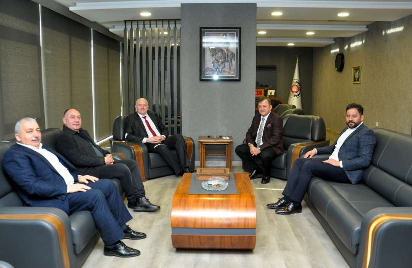 Selahattin Ezer, Av.Derya Öztekin ve DSİ İnşaat Teknikeri Ahmet Şahinbaş, Yönetim Kurulu Başkanımız Çetin Başaranhıncal'ı ziyaret etti.Ziyarete TOBB Delege Üyemiz Mustafa Özbayram da yer aldı.